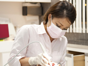 再感染を防ぐ、治療を始める前に歯のクリーニング